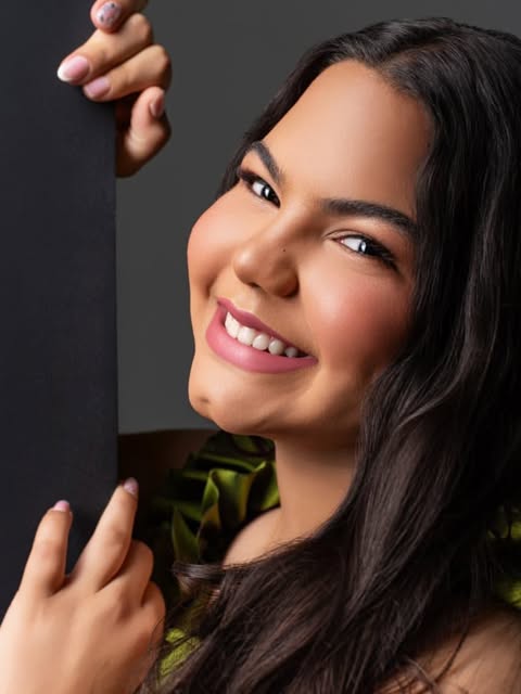 Cliente sorrindo com maquiagem leve